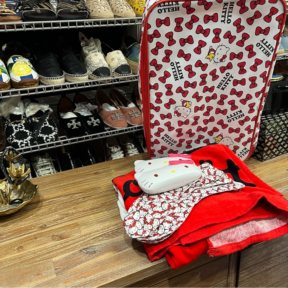 Hello Kitty Travel Bundle - Picture 4 of 8